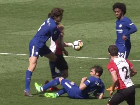 Mike Dean bị chỉ trích thậm tệ khi không truất quyền thi đấu Marcos Alonso