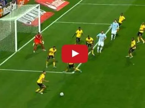 Marcos Rojo chuyền bóng phong cách rabona đầy ngẫu hứng