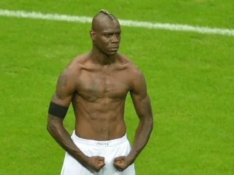 Mario Balotelli: Đứa trẻ bất hạnh trong hình hài bức tượng Warsaw