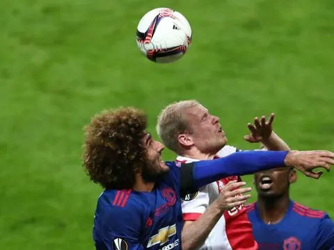 Marouane Fellaini một mình 'cân' hàng tiền vệ Ajax