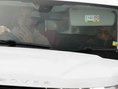 Martial ngáy ngủ trong lúc tới sân tập của Man Utd