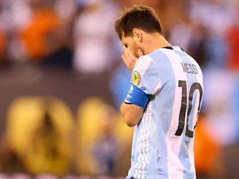 Mascherano thuyết phục Messi ở lại với ĐTQG