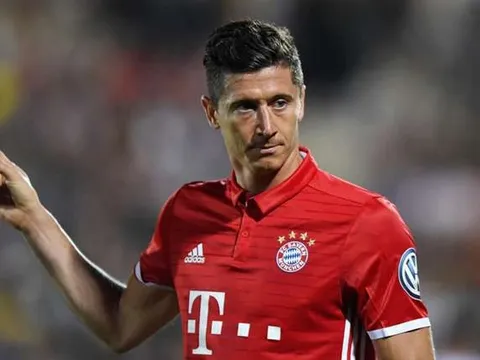 Mất ngôi Vua phá lưới, Lewandowski trút giận lên đồng đội