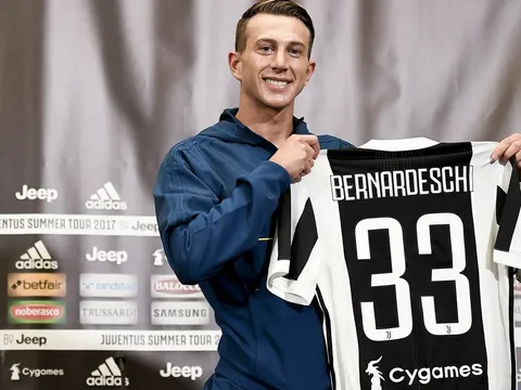 'Mất' số 10, Bernardeschi vẫn vui vẻ khoe áo mới của Juventus
