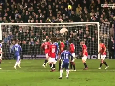 Mata đá phạt cực hiểm nhưng không thể làm khó De Gea