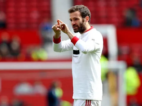 Mata lặng lẽ một mình tập luyện tại Old Trafford