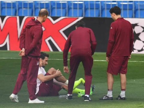 Mats Hummels ôm gối trên sân, Ancelotti lo ra mặt
