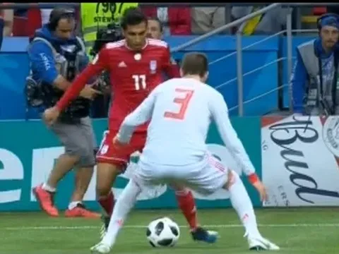 Pique bị cầu thủ Iran biến thành gã hề