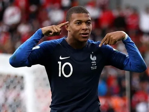 '19 tuổi, Mbappe đã xuất sắc hơn hẳn Messi và Ronaldo'