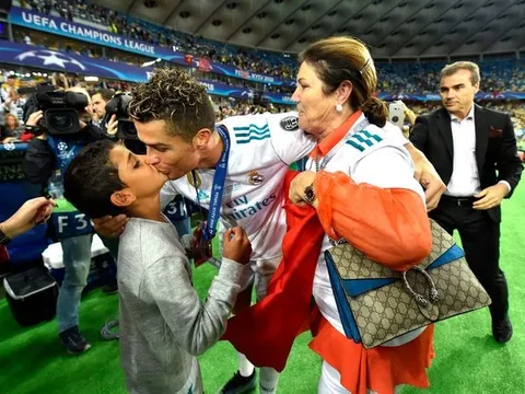 Mẹ Ronaldo TIẾT LỘ điểm đến tiếp theo của con trai