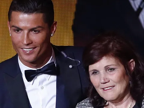 Mẹ ruột không cho Ronaldo rời Real?