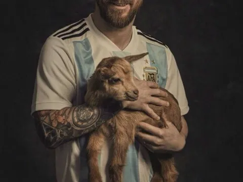 Giải mã hình ảnh Messi ôm dê trước World Cup