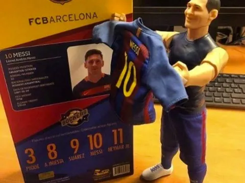 Món đồ chơi hình Messi khiến CĐV Real tức tối