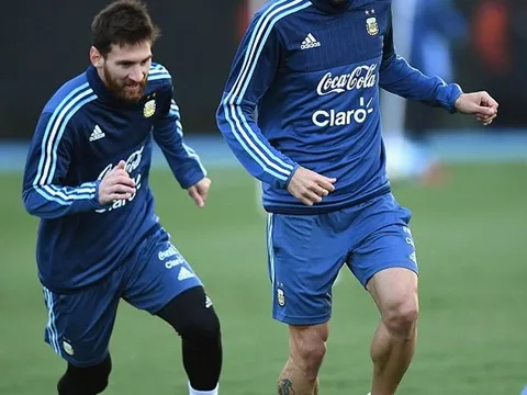 Messi bị "ăn hành" ngay trong ngày đầu lên tuyển
