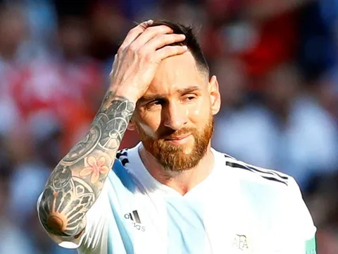 Messi chán nản, không nói nên lời khi bị Mbappe cướp mất show diễn