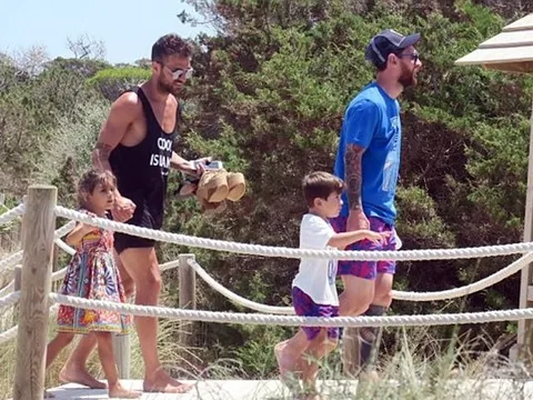 Messi hạnh phúc bên... Fabregas tại đảo Balaeric