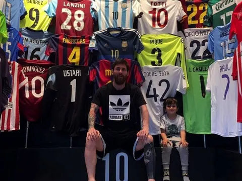 Messi khoe bộ sưu tập có áo số 7 của Real