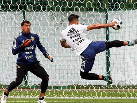 Messi lác mắt nhìn Aguero tung volley trên sân tập Argentina