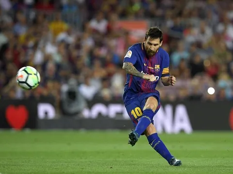 Messi lập 'hat-trick cột dọc', Barca có trận thắng ra quân La Liga