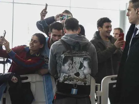 Khám phá bí mật đáng yêu trên balo của Messi