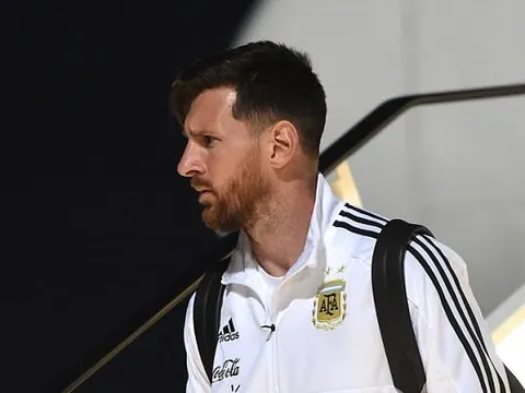 Messi mệt mỏi khi cùng tuyển Argentina hạ cánh xuống đất Nga