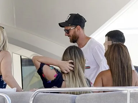 Bỏ lại nỗi buồn World Cup, Messi lên du thuyền nghỉ mát cùng gia đình