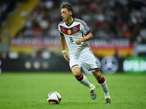 Không có Mesut Oezil, bóng đá Đức không thể bước ra khỏi bóng tối