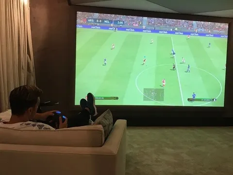 Mesut Oezil nhận gạch đá khi chơi PES tại gia