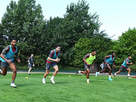 Mesut Oezil tập luyện hăng say, Arsenal chờ đón Lacazette