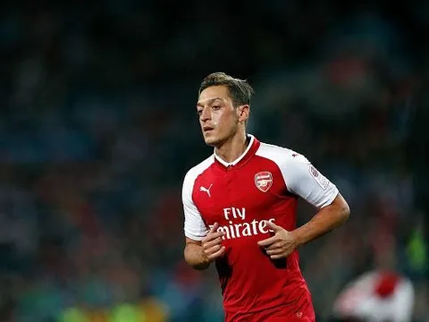 Mesut Ozil chơi năng nổ trước Sevilla