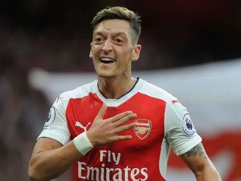 Mesut Ozil chơi tuyệt hay mùa 2016/17