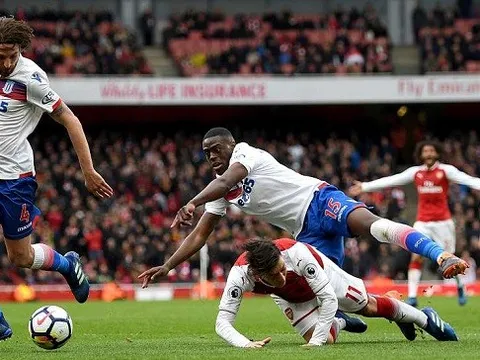Mesut Ozil gây tranh cãi với pha ngã tuyệt đẹp trong vòng cấm Stoke