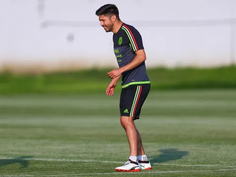 Mexico chơi 'trò lạ' trên sân tập