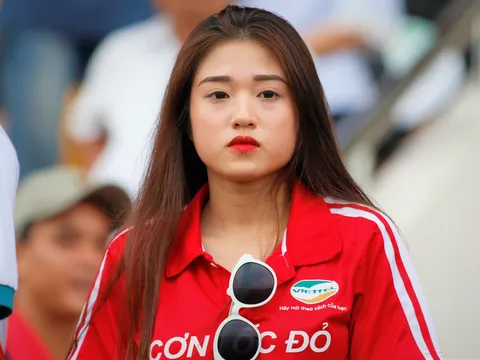 Fan nữ xinh lung linh vượt hàng ngàn km "tiếp lửa" giúp U15 Viettel vào chung kết