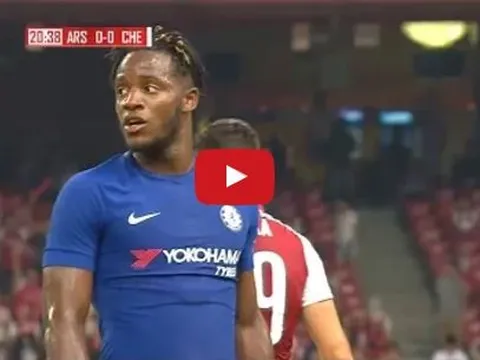 Michy Batshuayi chơi rất hay trước Arsenal