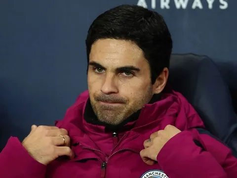 Thay Pep dẫn dắt Man City, cựu đội trưởng Arsenal bị NHM châm chọc