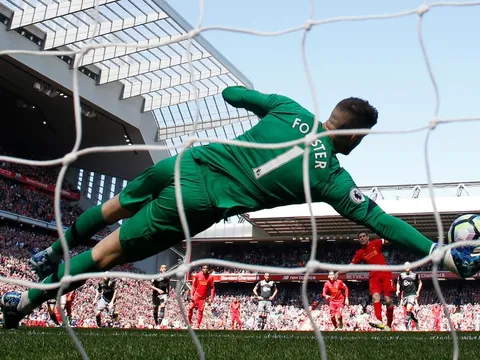Milner sút hỏng phạt đền, Liverpool run rẩy chờ đại chiến Arsenal vs Man United
