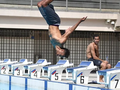 Mkhitaryan "lác mắt" khi nhìn Aubameyang "Santo" cực ngầu trên mặt nước