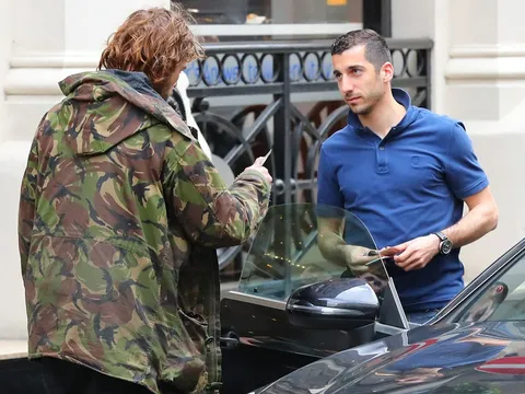Mkhitaryan lại 'ghi điểm' với người dân thành phố Manchester