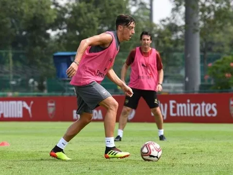 4 điều thú vị từ buổi tập của Arsenal: Ozil trở lại; Mkhitaryan bị ném vào... thùng rác