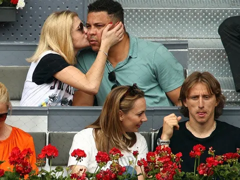 Modric ngượng ngùng trong lúc Rô 'béo' tình tứ với bạn gái