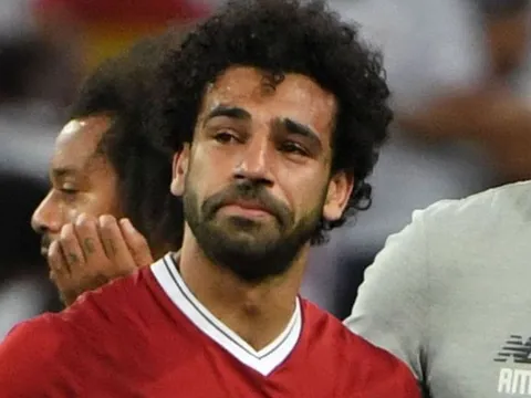 Mohamed Salah đã làm gì trong phòng thay đồ khi phải rời sân sớm vì chấn thương?