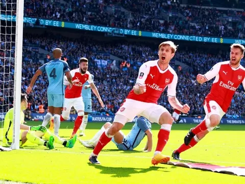 Monreal ghi bàn tuyệt đẹp san bằng tỷ số cho Arsenal (Arsenal vs Man City, bán kết FA Cup)