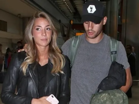 Morata được vợ tháp tùng đến ký hợp đồng với Chelsea
