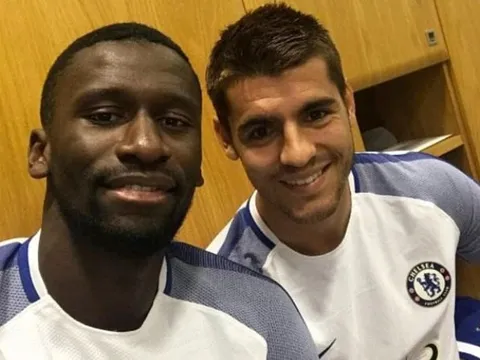Morata "như hình với bóng" cùng Rudiger tại Chelsea