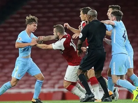 Một mình đánh hai cầu thủ Man City, Wilshere bị đuổi đầy xấu hổ