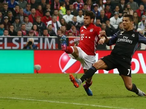 Một Ronaldo khác lạ đánh sập sào huyệt Bayern