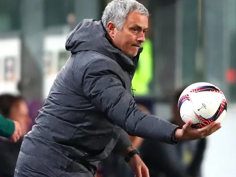 Không mua được trung vệ, Mourinho 'túng quẩn' kéo tiền vệ ngôi sao về hàng thủ
