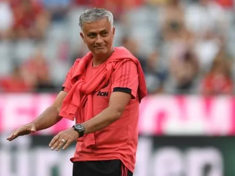 Trong cơn túng quẫn, HLV Mourinho hỏi mua hậu vệ Chelsea
