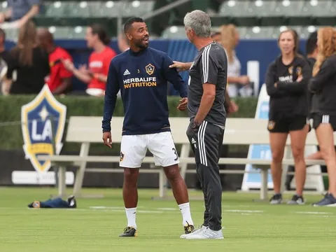 Mourinho đã nói gì khi gặp lại Ashley Cole?